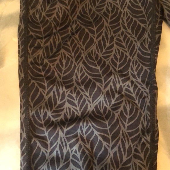 Inner Spirit yoga/workout capris. Pocket inside waistband. Excellent condition - Picture 3 of 12